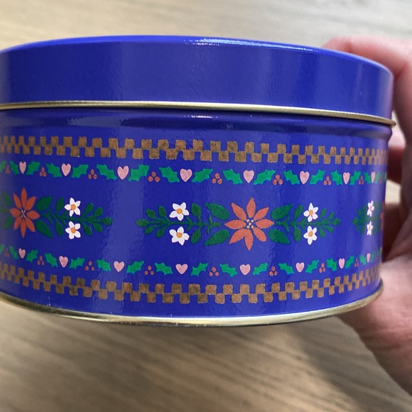 Set of 3 Nesting Holiday Tins - Picture 9 of 11